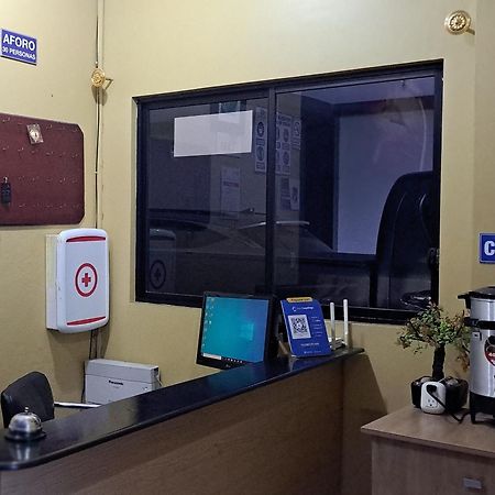 Hostal Los Lirios Лоха Екстериор снимка