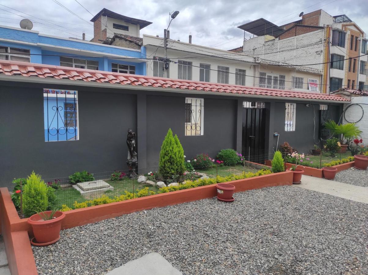 Hostal Los Lirios Лоха Екстериор снимка
