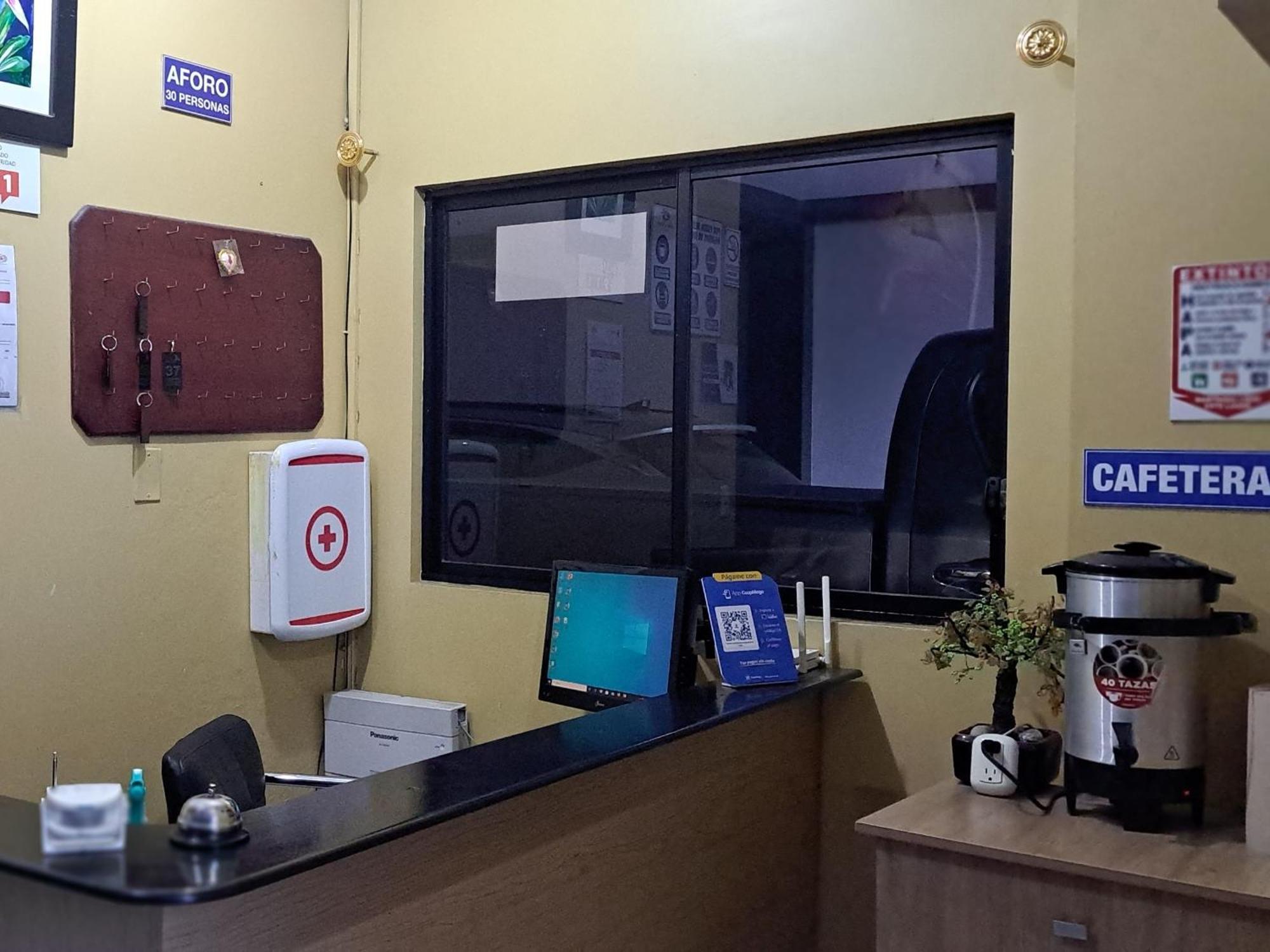 Hostal Los Lirios Лоха Екстериор снимка
