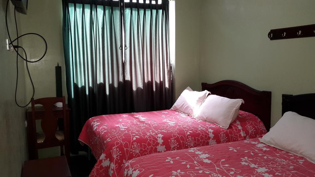 Hostal Los Lirios Лоха Екстериор снимка