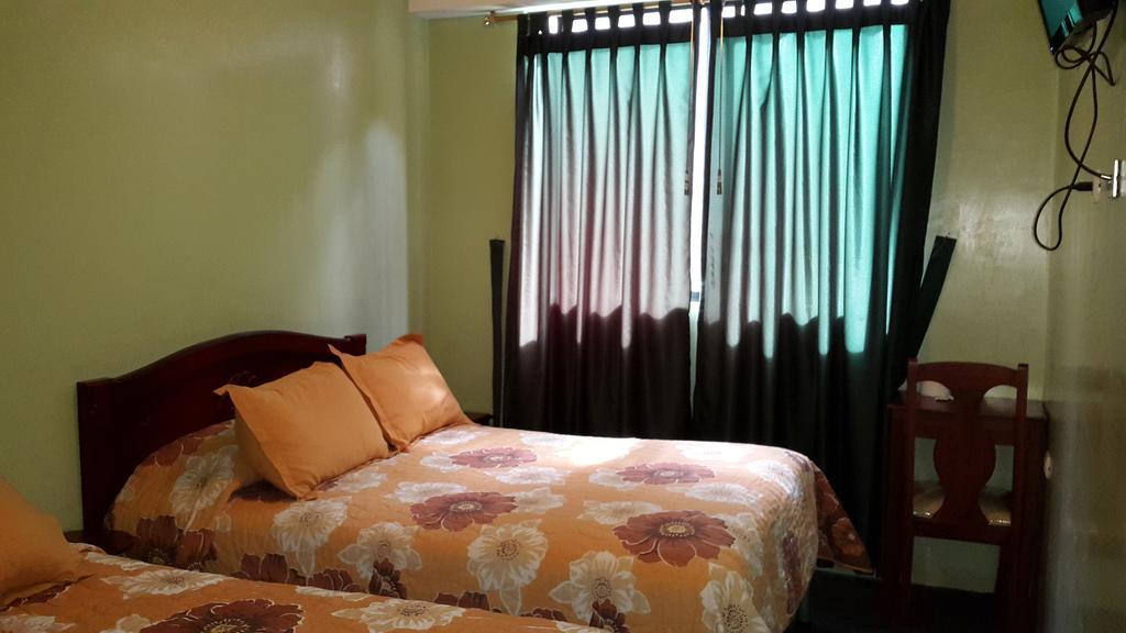 Hostal Los Lirios Лоха Екстериор снимка