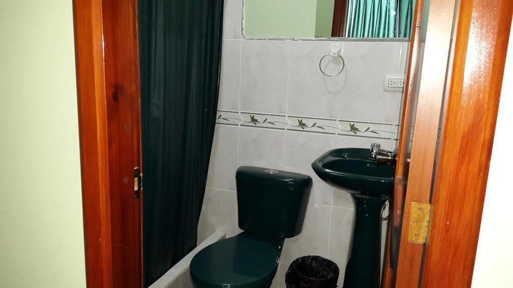 Hostal Los Lirios Лоха Екстериор снимка