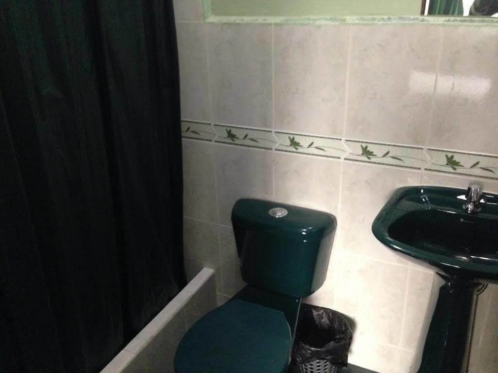 Hostal Los Lirios Лоха Екстериор снимка