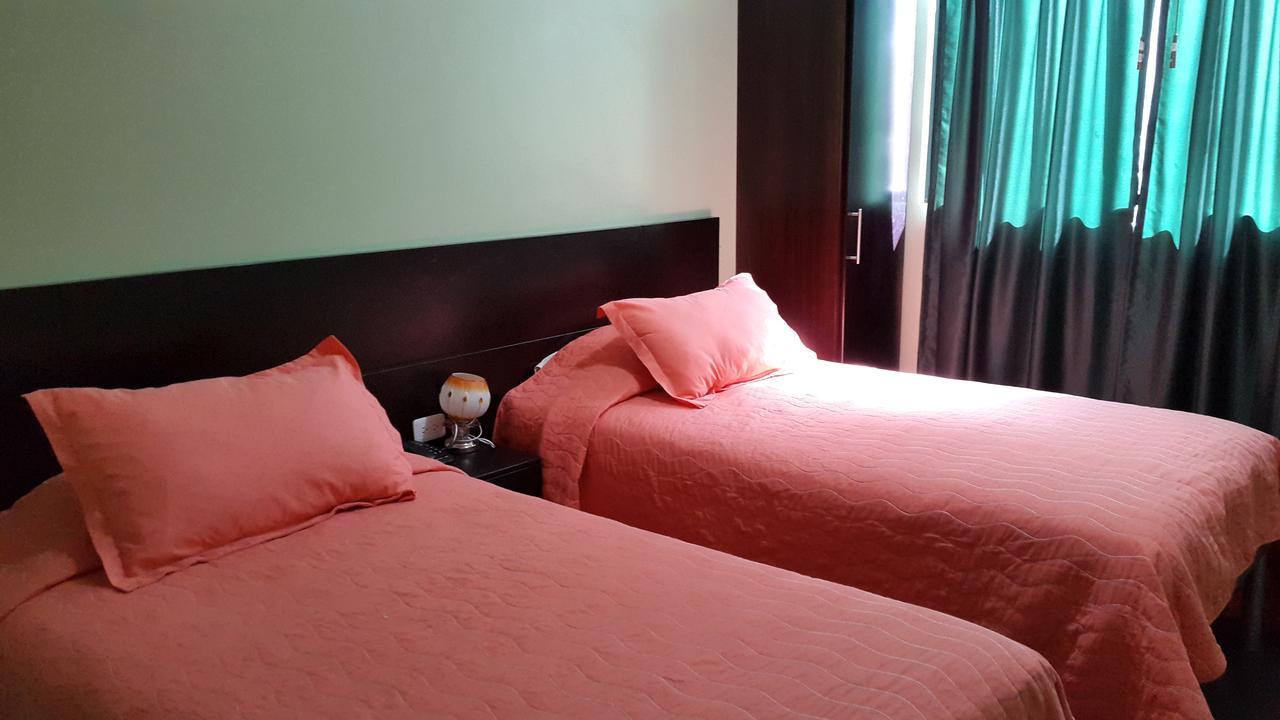 Hostal Los Lirios Лоха Екстериор снимка