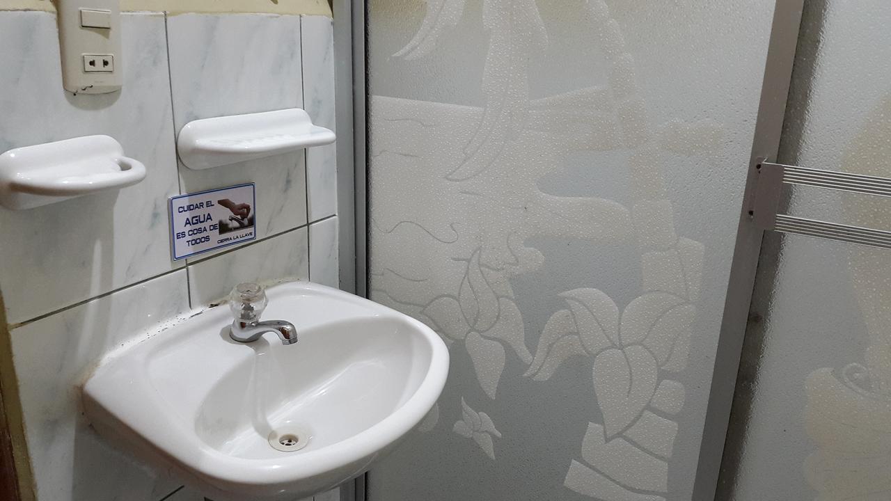 Hostal Los Lirios Лоха Екстериор снимка