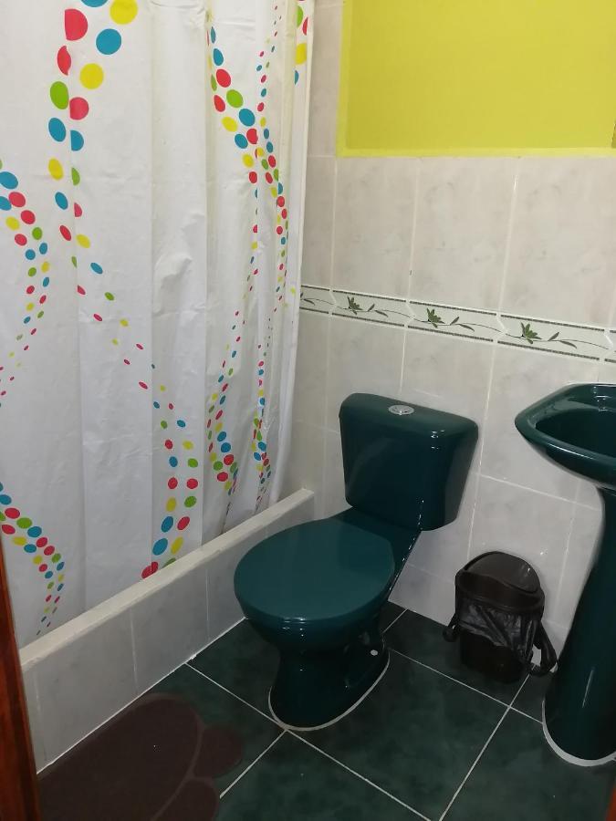 Hostal Los Lirios Лоха Екстериор снимка