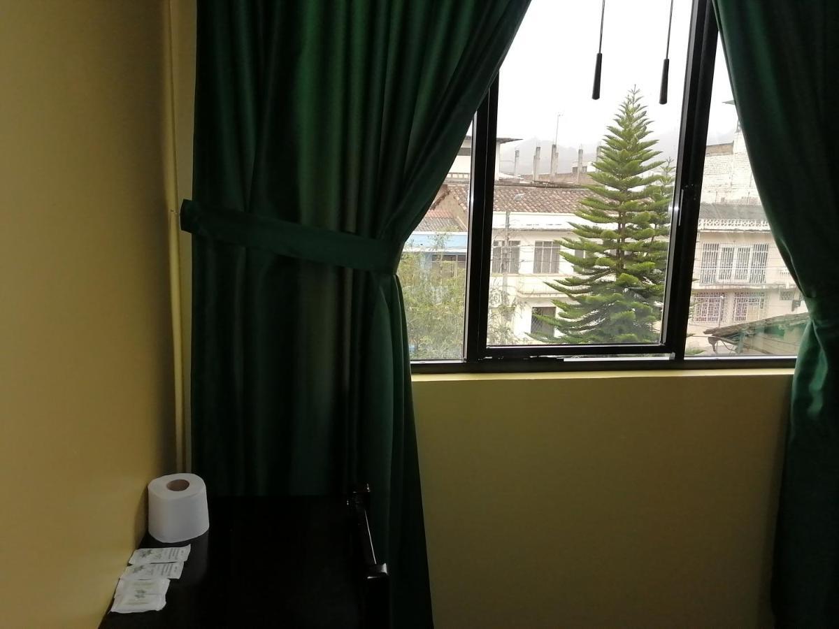 Hostal Los Lirios Лоха Екстериор снимка