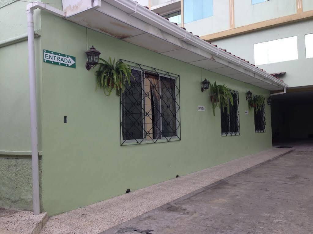 Hostal Los Lirios Лоха Екстериор снимка