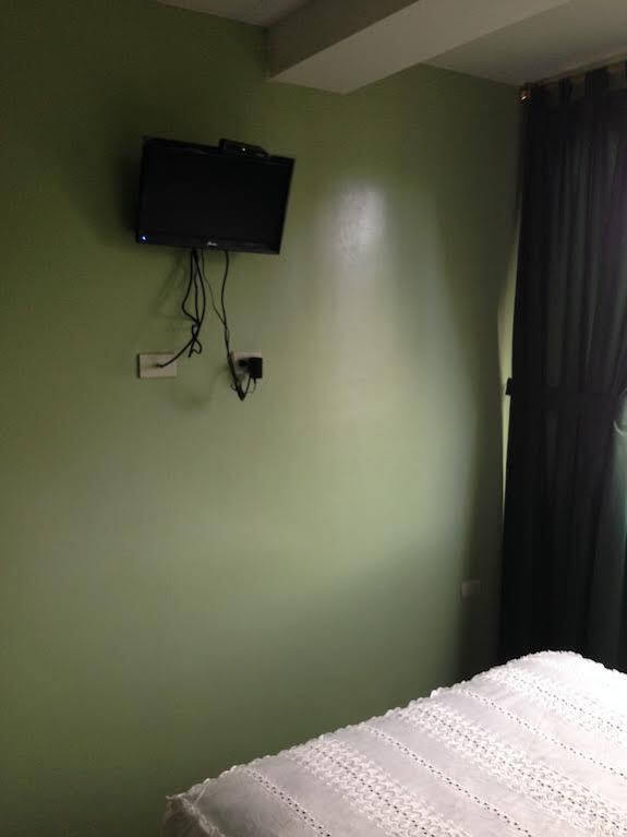 Hostal Los Lirios Лоха Екстериор снимка